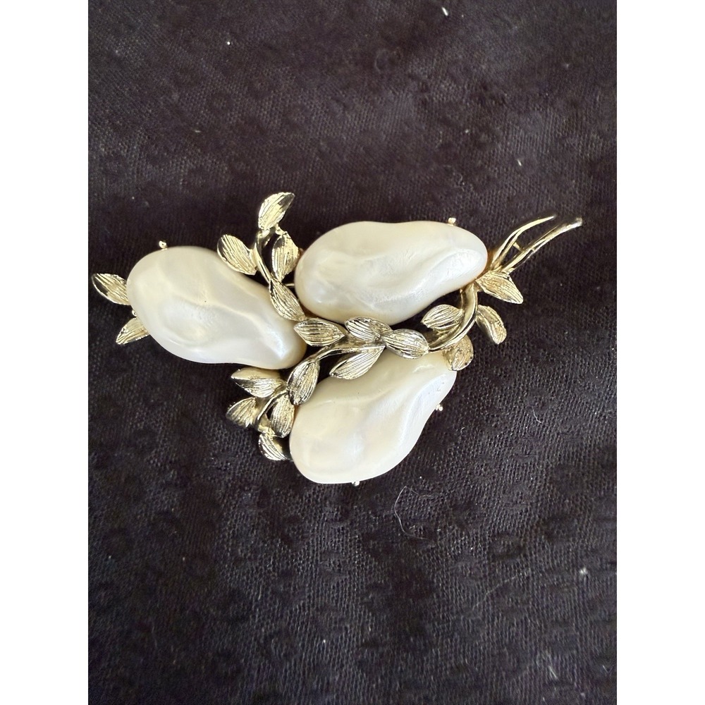 BSK‎ Faux Baroque Pearl Leaf Brooch